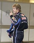 Sebastian Vettel zeigt die Richtung: Bis 2014 bleibt er bei Red Bull. Foto: L. Gorys/Auto-Reporter.NET